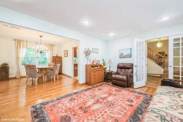 Buffalo Grove, IL 60089,890 Knollwood DR