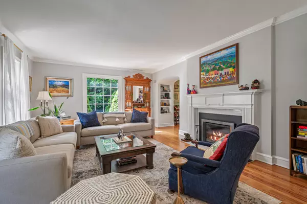 Winnetka, IL 60093,912 Forest Glen DR