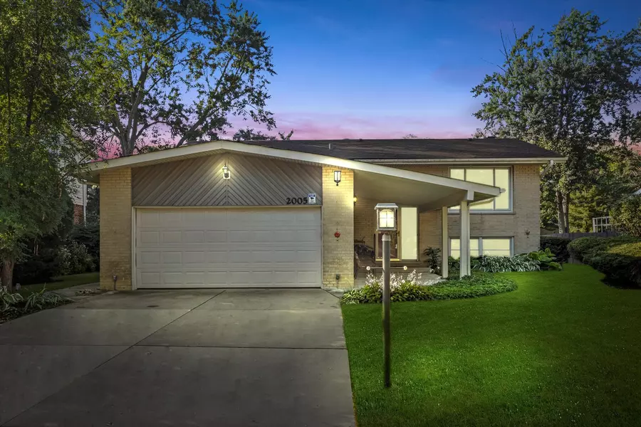 2005 E Wintergreen AVE, Mount Prospect, IL 60056