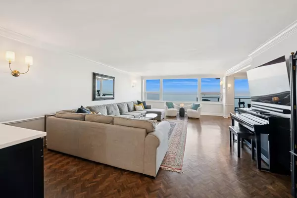 Wilmette, IL 60091,1630 Sheridan RD #8K