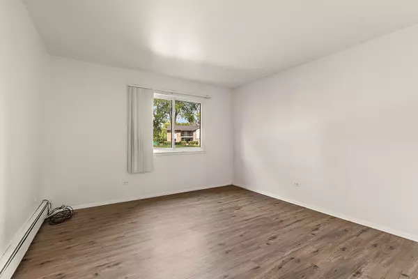 Willowbrook, IL 60527,16W540 Lake DR #9-104