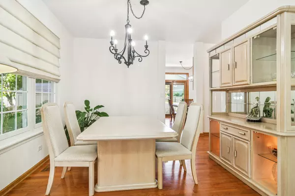 Palatine, IL 60074,632 E Delgado DR