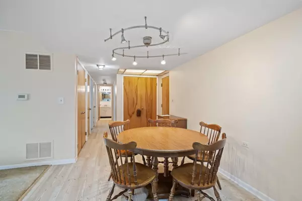 Downers Grove, IL 60515,5540 Walnut AVE #11B