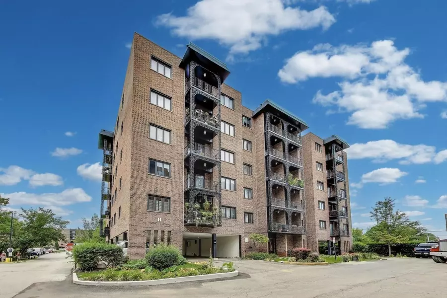 9395 Landings LN #401, Des Plaines, IL 60016