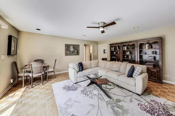 Arlington Heights, IL 60004,715 W Whiting LN