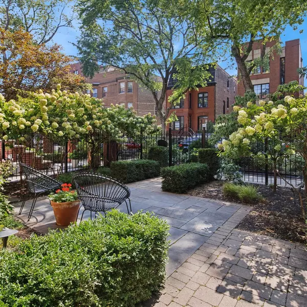 Chicago, IL 60614,818 W Lill AVE
