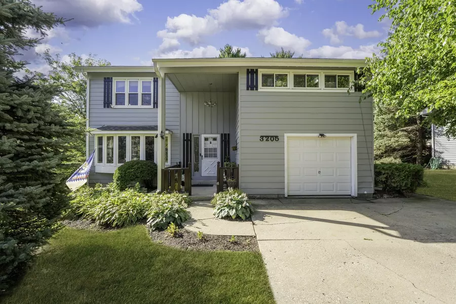 3205 W Vista TER, Mchenry, IL 60050