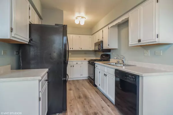 Palatine, IL 60074,734 E Whispering Oaks CT #10E