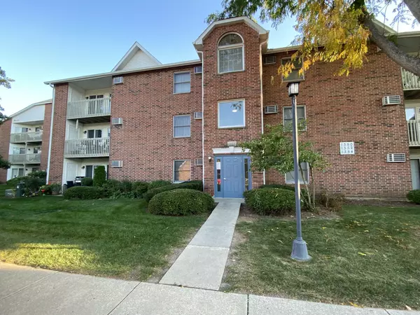 1352 Cunat CT #2C, Lake In The Hills, IL 60156