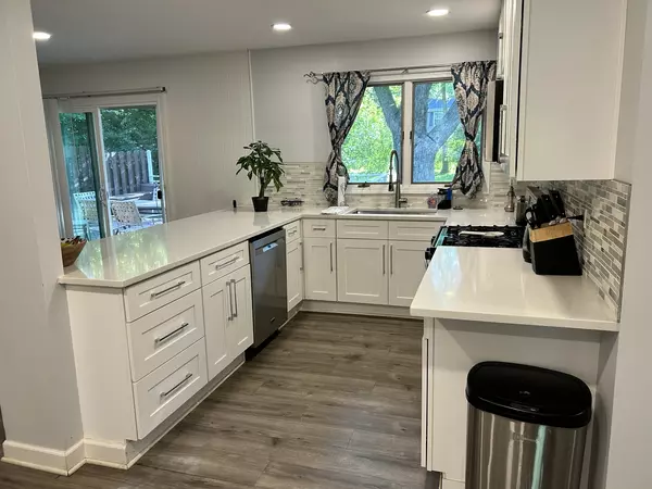 Barrington, IL 60010,839 Dundee AVE