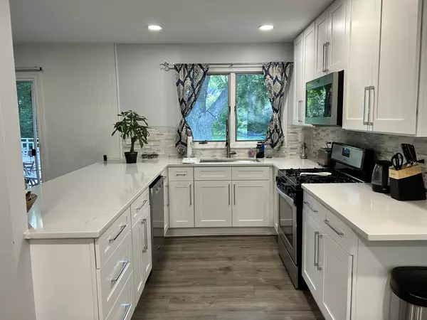 Barrington, IL 60010,839 Dundee AVE