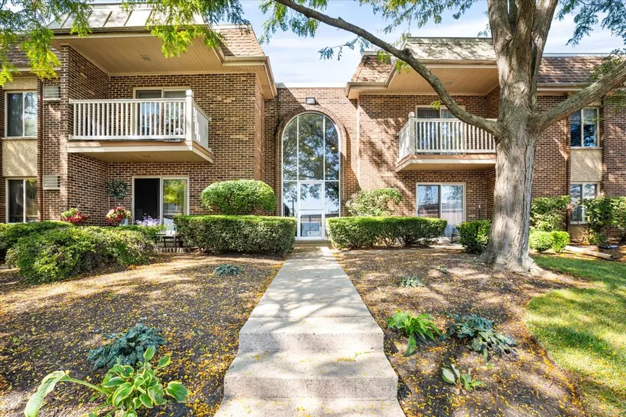 910 W Alleghany DR #2A, Arlington Heights, IL 60004