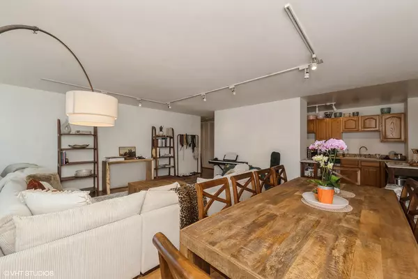 Chicago, IL 60613,4250 N Marine DR #1511