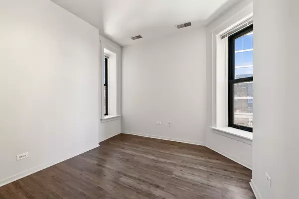 Chicago, IL 60605,30 E Roosevelt RD #302