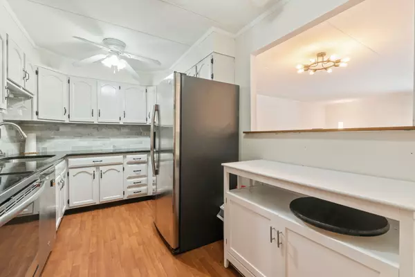 Morton Grove, IL 60053,6330 Lincoln AVE #2E