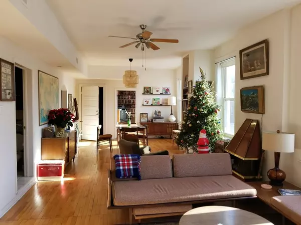 Chicago, IL 60622,2350 W Augusta BLVD #2-W
