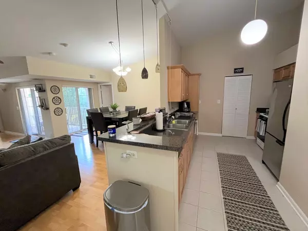 Carol Stream, IL 60188,728 N Gary AVE #212