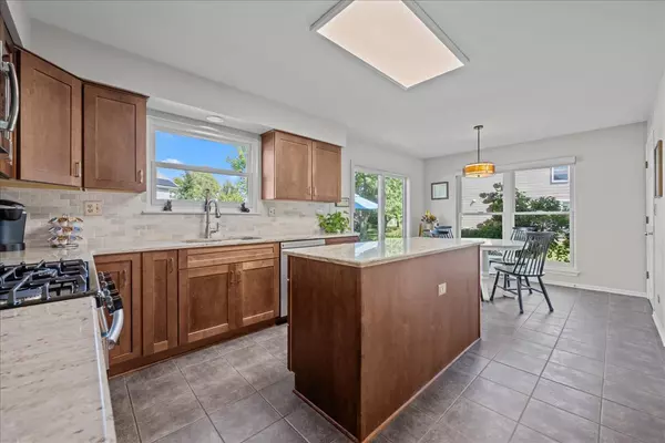 Aurora, IL 60506,2091 School House LN