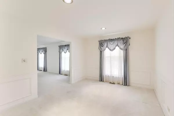 Riverwoods, IL 60015,Address not disclosed