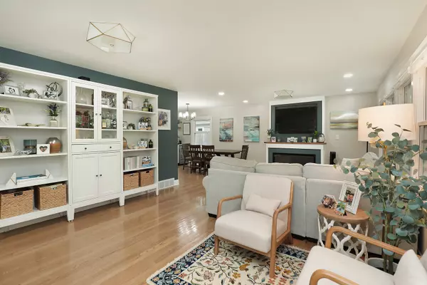 Deerfield, IL 60015,1265 Woodland DR