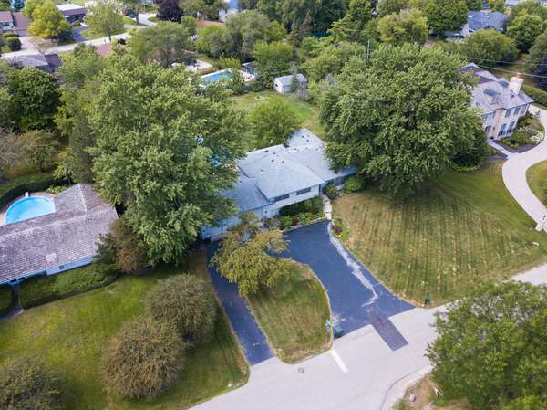 2250 White Oak DR, Northbrook, IL 60062