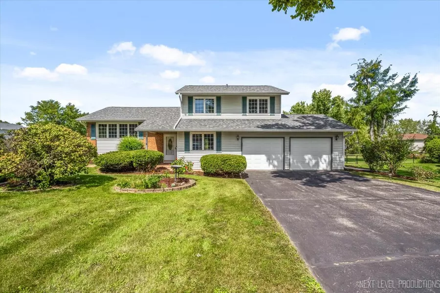 38W144 Beckman TRL, Elgin, IL 60124