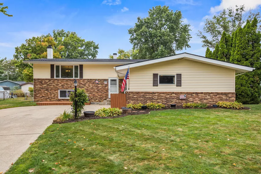 915 Marietta DR, Mahomet, IL 61853