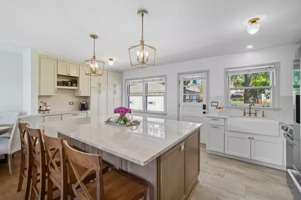 Mount Prospect, IL 60056,1720 W Robbie LN