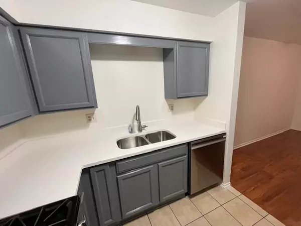 South Elgin, IL 60177,990 Manchester CT #4