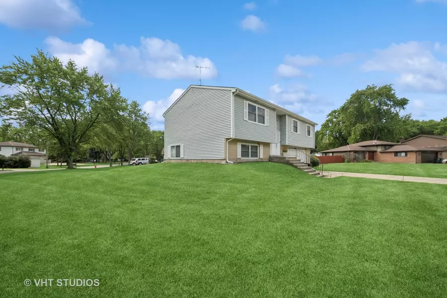 30W145 Country Lakes DR, Naperville, IL 60563