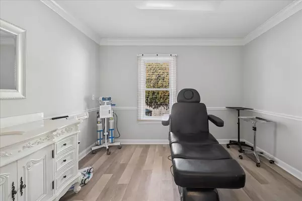 Barrington, IL 60010,320 E Main ST