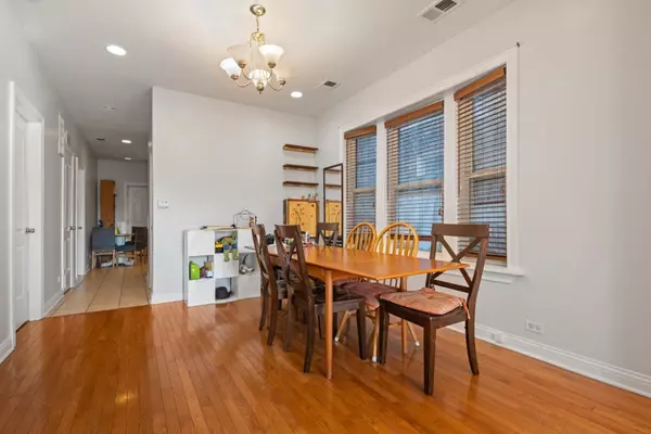 Chicago, IL 60624,625 N Ridgeway AVE