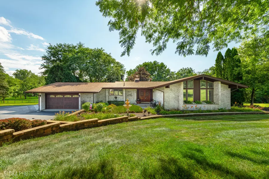 3103 Stonegate DR, Crystal Lake, IL 60012