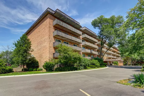 Downers Grove, IL 60516,512 Redondo DR #112