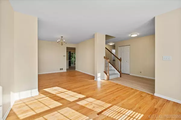 Round Lake, IL 60073,438 W Meadow Mist LN