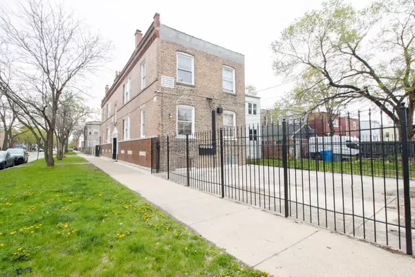 Chicago, IL 60624,3345 W HURON ST