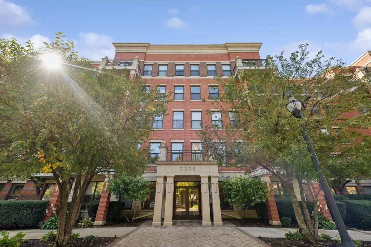 Chicago, IL 60618,2335 W Belle Plaine AVE #205