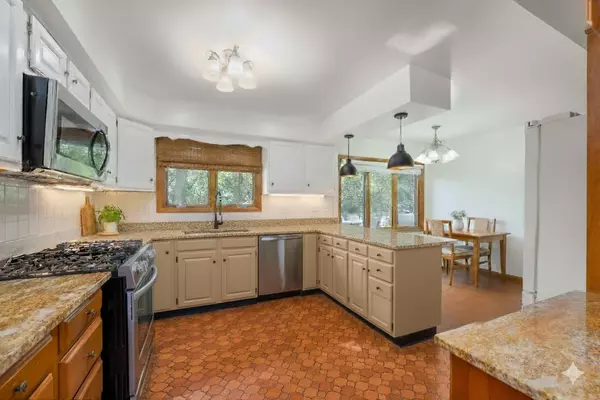 Elgin, IL 60123,900 Ruth DR