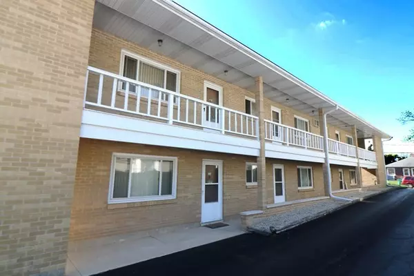 Woodstock, IL 60098,220 Griffing AVE #1