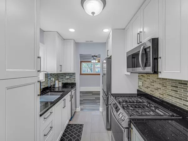 Lyons, IL 60534,4537 Warsaw AVE