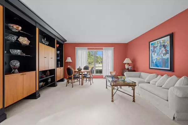 Northbrook, IL 60062,320 Buckthorn CIR