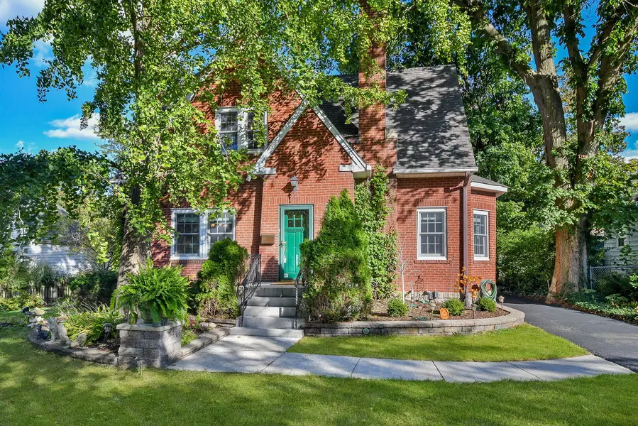 505 S Knollwood DR, Wheaton, IL 60187