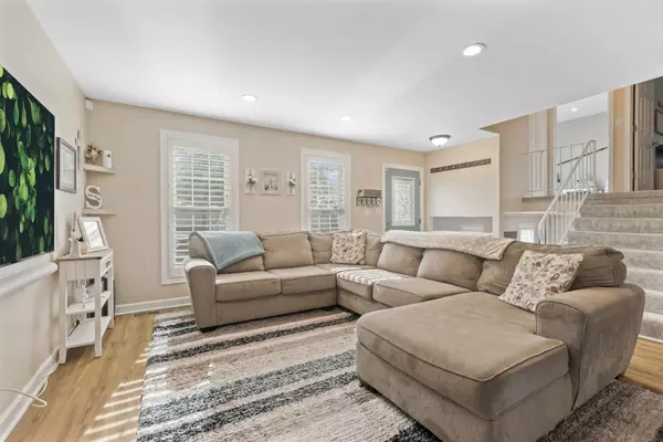 Carol Stream, IL 60188,751 Cypress LN
