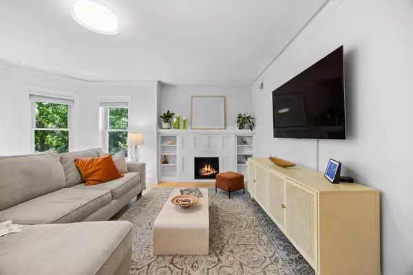 Chicago, IL 60618,3237 N Oakley AVE #2N