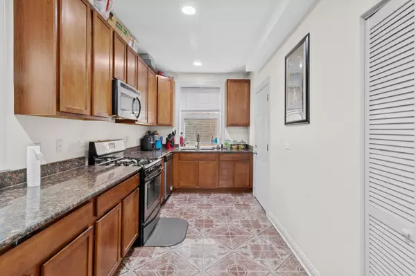 Chicago, IL 60645,7207 N Damen AVE #2