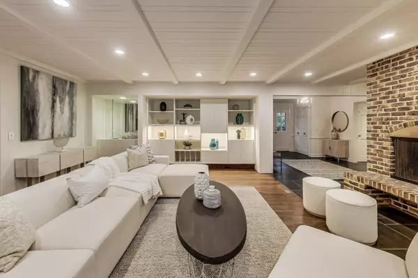 Northbrook, IL 60062,650 Midfield LN