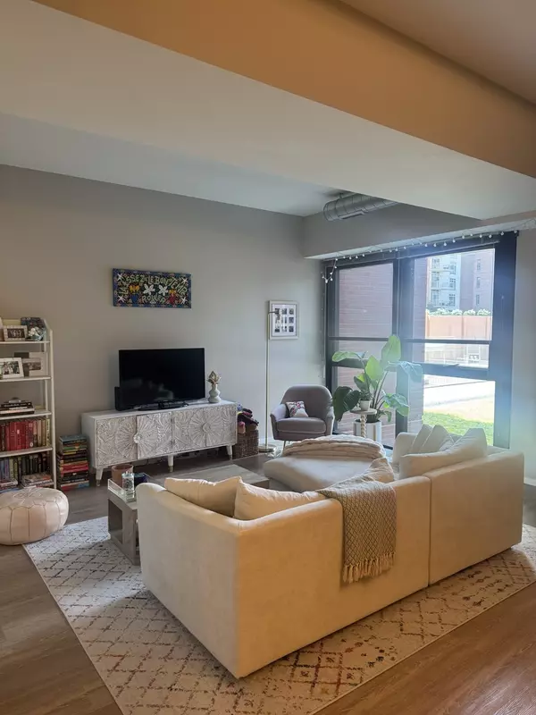 Chicago, IL 60610,211 W Scott ST #401