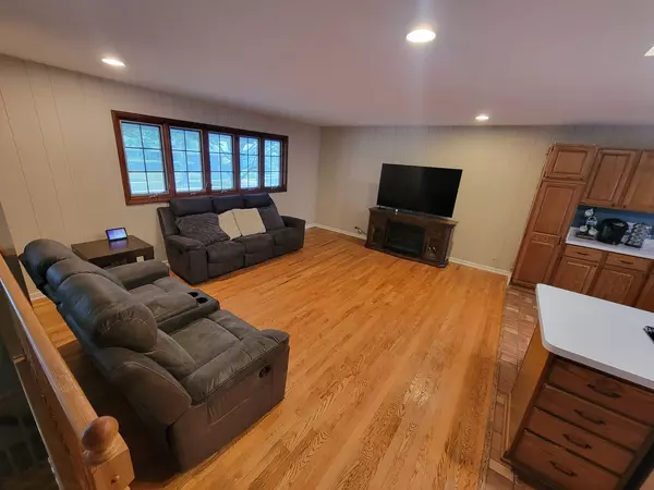 Elk Grove Village, IL 60007,32 Lancaster AVE