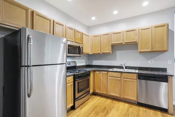 Chicago, IL 60645,2451 W Howard ST #401