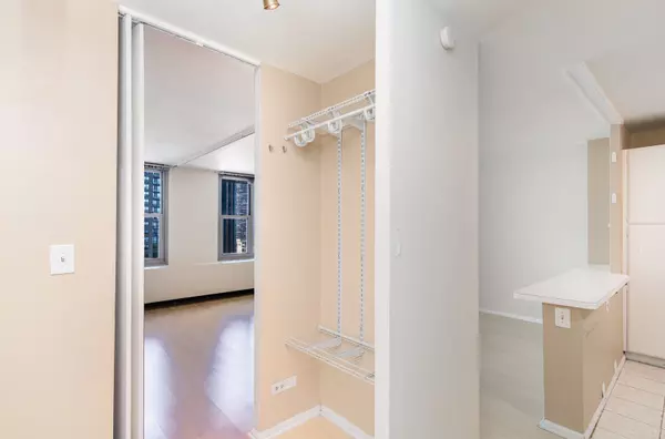 Chicago, IL 60601,400 E RANDOLPH ST #1604